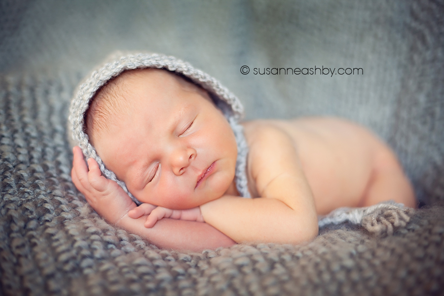 roseville-newborn-photographer-gray-blanket-knit-hat